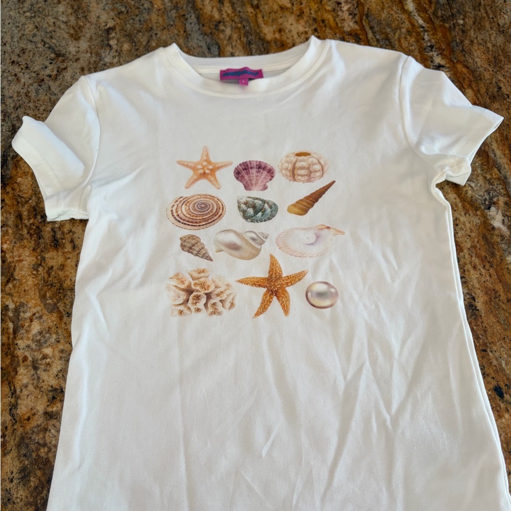 Edikted Seashell Graphic Tee - White and Tan